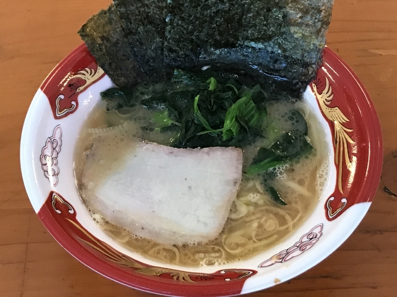 基本のラーメンはシンプルに提供。過度なトッピングはもちろん味玉乗せも禁止だ。