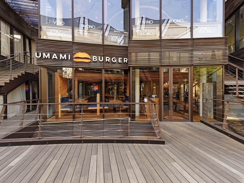 2017年「UMAMI BURGER」１号店が北青山にオープンし、行列を生んだ。