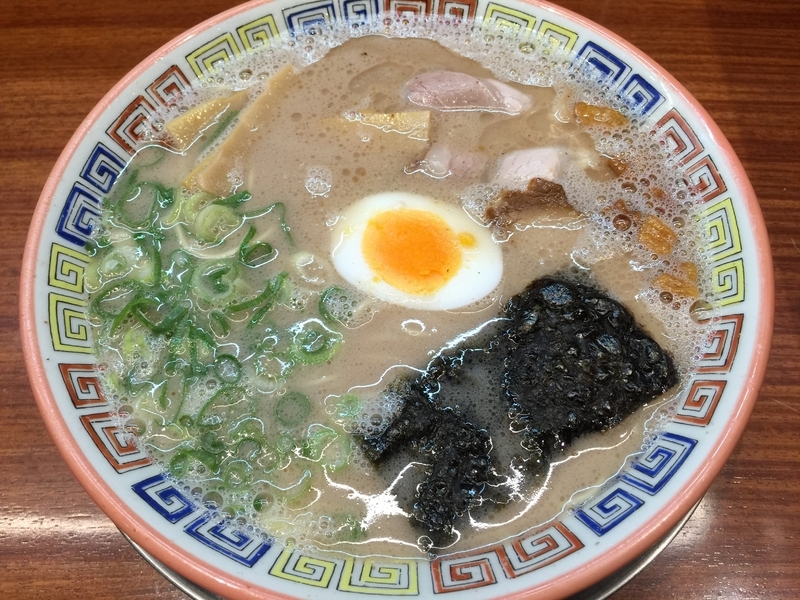 昭和28（1953）年創業の「大砲ラーメン」。久留米独特の「呼び戻し」発祥の店。