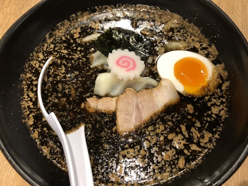「五行」（東京）の「焦がし味噌ラーメン」は、タレを中華鍋で焦がして仕上げる豪快な一杯。