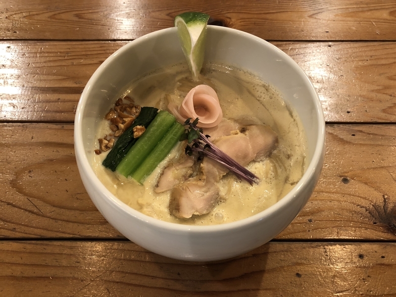 「Noodle Stand TOKYO」（原宿）の「COCONUT味噌ラーメン」は健康を意識したコンセプト。