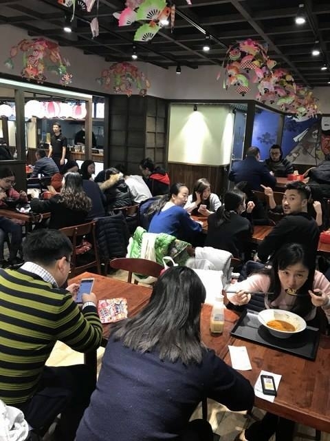 客のほとんどが中国人。それぞれが好みのラーメンを食べられるスタイルが人気だ（写真：成都拉麺競技館）