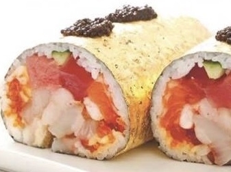大丸東京店では金箔海苔で巻いた1本15,000円の豪華な恵方巻を販売(写真:大丸)