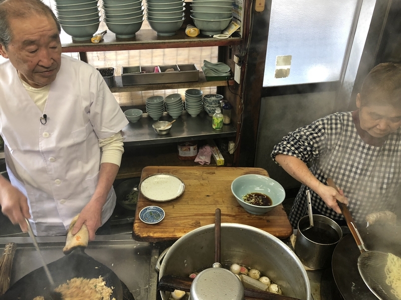 店主の小林謙吉さん(左)と奥さんのさち子さん。ピッタリと息の合った仕事ぶりにほれぼれする。