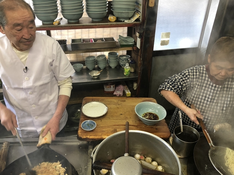 店主の小林謙吉さん（左）と奥さんのさち子さん。ピッタリと息の合った仕事ぶりにほれぼれする。