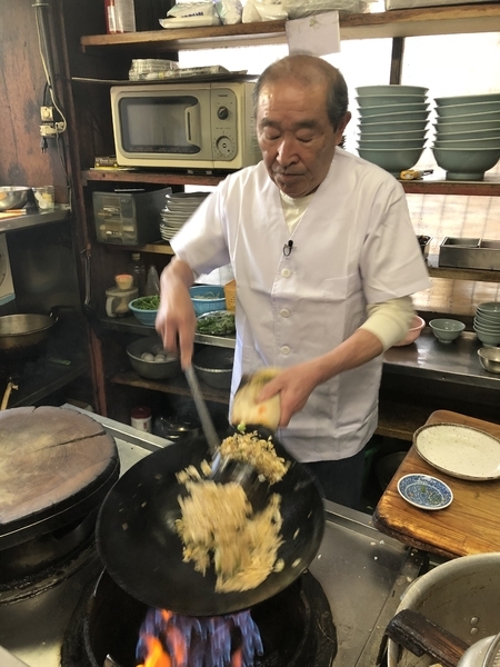 手際良く「半ナシ」を作る小林さん。とにかくこの店は仕事が速い。