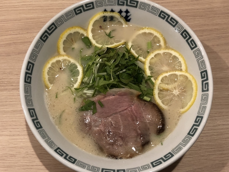 池袋東武店限定メニュー「檸檬塩拉麺」。すっきりとした新感覚の豚骨ラーメンだ。