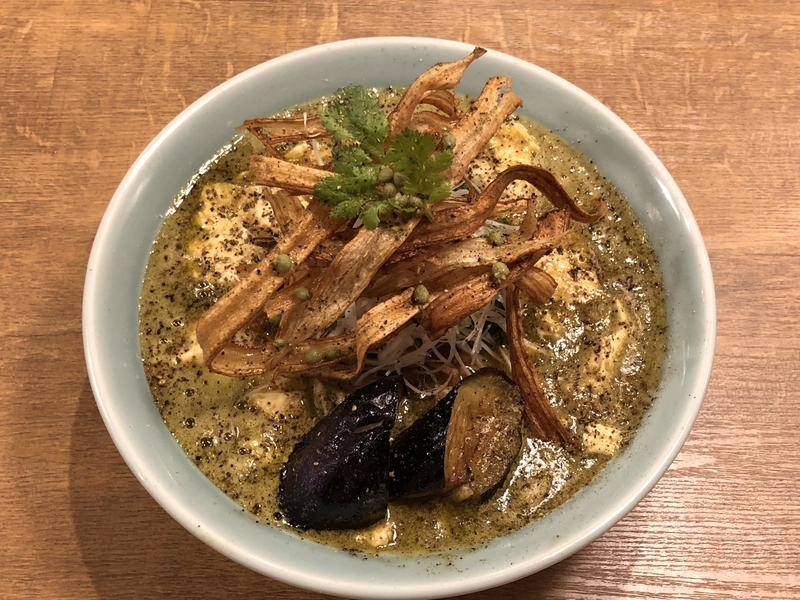 「箸とレンゲ」(阿佐ヶ谷)の「ぶどう山椒の麻婆麺」はぶどう山椒とケールがポイント。