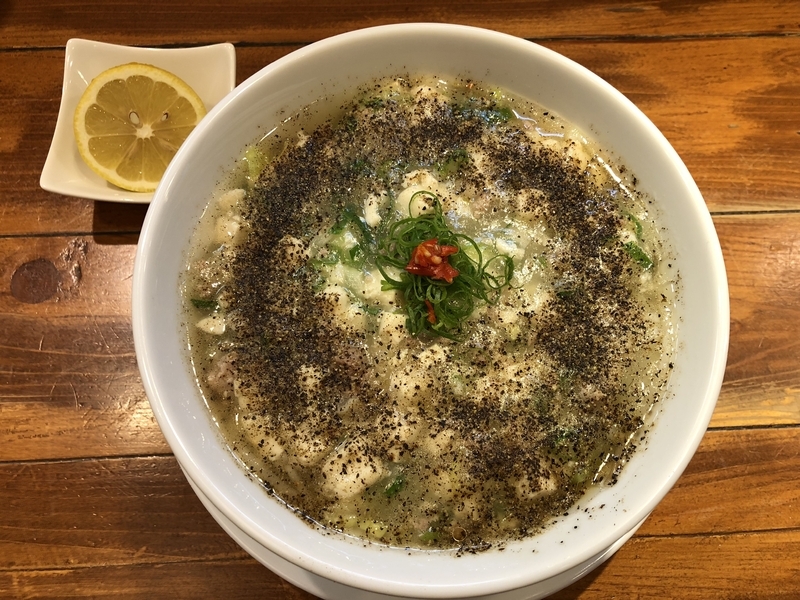 「成都正宗担々麺 つじ田」（小川町）の「killer noodle」は胡椒が効いた白い麻婆麺。