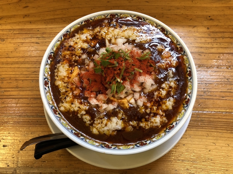 「辛っとろ麻婆麺 あかずきん」(祖師ケ谷大蔵)の「背脂●哩麻婆麺」はインパクトある一杯。