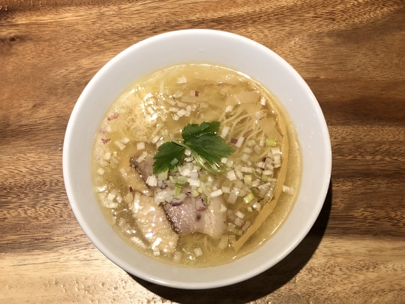 二枚看板の「塩ラーメン」も天然塩を使った滋味あふれる味わい。