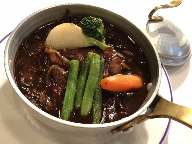 「たいめいけん」(日本橋)の「ハヤシライス」。漆黒のドミグラスと山形牛が味の決め手。