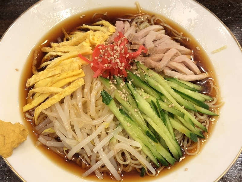 「中華そば萬福」（東銀座）の「冷しそば（醤油味）」。夏だけではなく通年楽しめる人気メニュー。もちろんちゃんと冷たい。