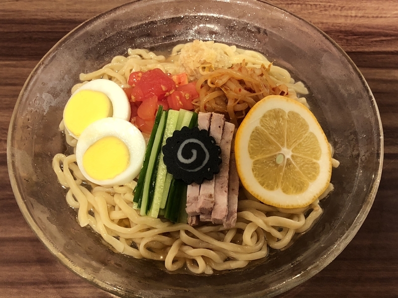 「Noodle Stand Tokyo」（原宿）の「塩しょうが冷し中華」。昆布出汁の旨味と太麺で食べさせる新感覚の冷やし中華。