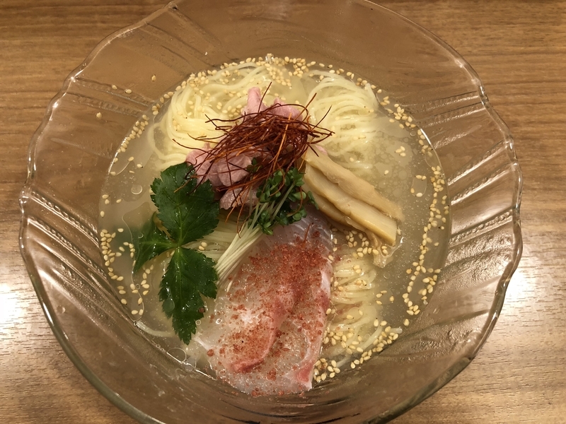 「鯛塩そば 灯花」(曙橋)の「冷やし鯛塩そば」。真鯛で取った出汁の旨味が広がる一杯。