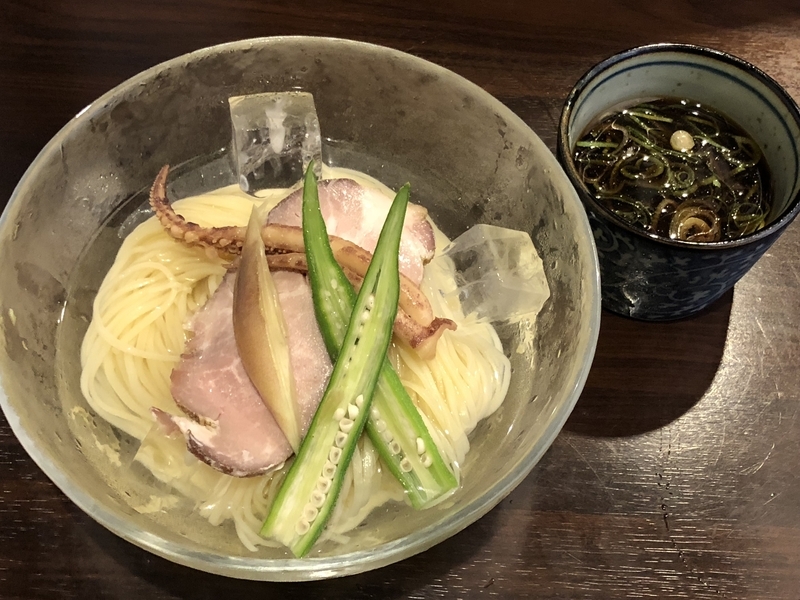 「九十九里煮干つけ麺 志奈田」（末広町）の「烏賊つゆ冷やしつけ麺」。冷や麦のような感覚で食べられる夏らしい逸品。