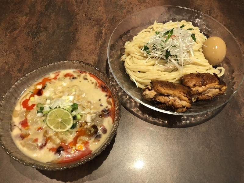 「麺屋武蔵 武骨外伝」(渋谷)の「フローズン外伝つけ麺」。アサリなどの出汁をマシーンでフローズン状態に。