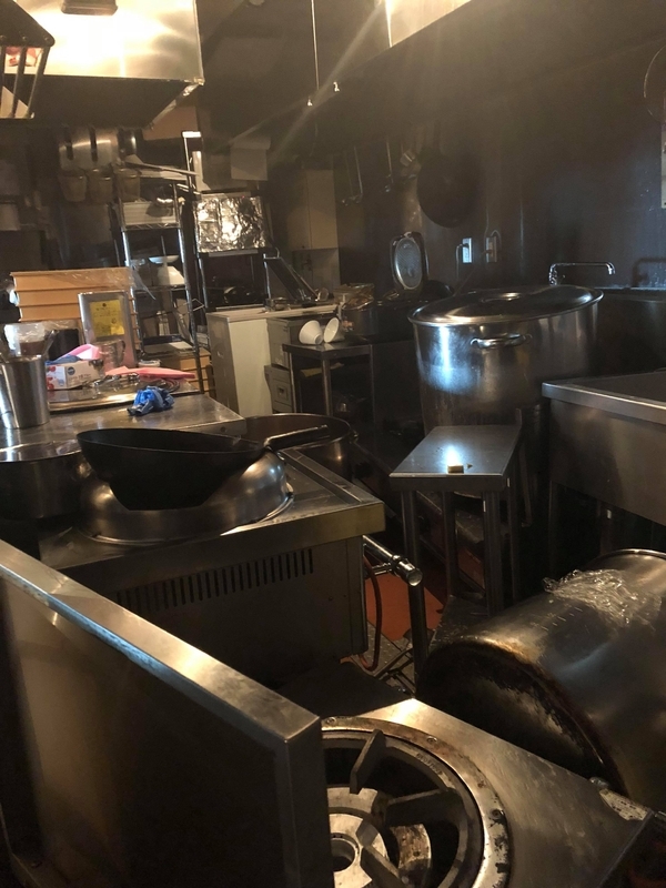 「富川製麺所 新千歳空港店」(千歳市)では寸胴など厨房機器が倒れた(写真:富良野とみ川)