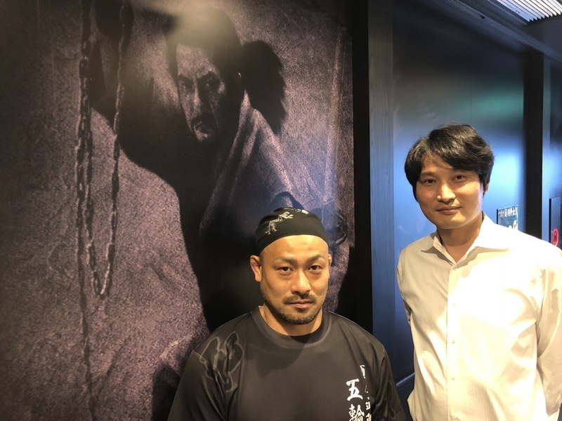 代表取締役の矢都木二郎さん（右）と、五輪洞店主の米澤迅三朗さん。