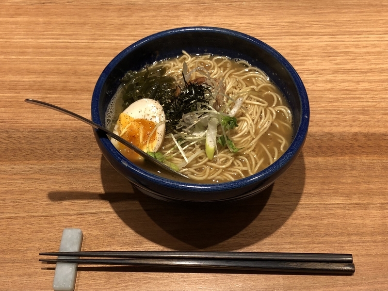 『YUJI Ramen Tokyo』（清澄白河）の「ツナコツラーメン」は、マグロのアラをスープに使う。