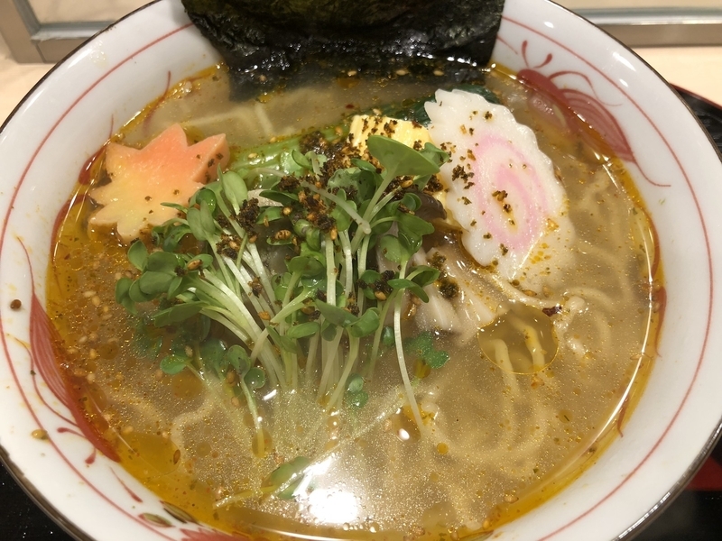 『麺屋なごみねこ』（京都）の「塩そば」は、系列の和食店で出た鯛のアラを使ってスープを取る。