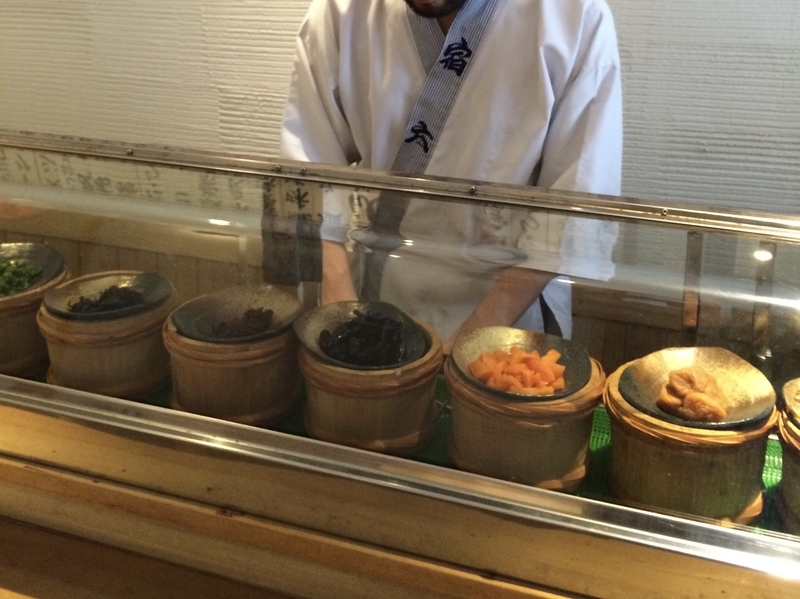 カウンターに具が並べられた様はまるで寿司店のような『おにぎり 浅草 宿六』（浅草）。