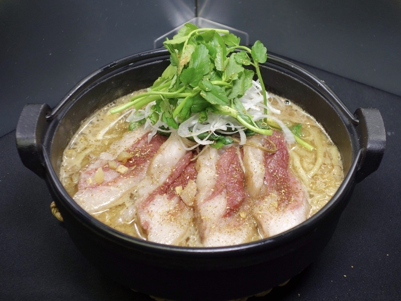 『麺屋武蔵 武骨相傳』（上野）では干支に因んで猪を使ったラーメンを提供（写真：麺屋武蔵）