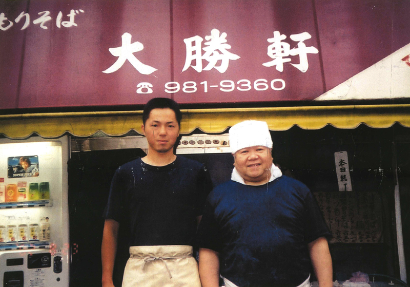 修業時代の富田さんと山岸マスター（写真：松戸富田麺絆）