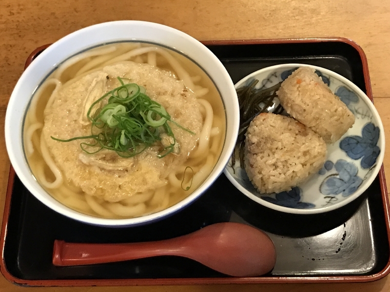 福岡のうどん店では「かしわおにぎり」を一緒に食べるスタイルが定着している