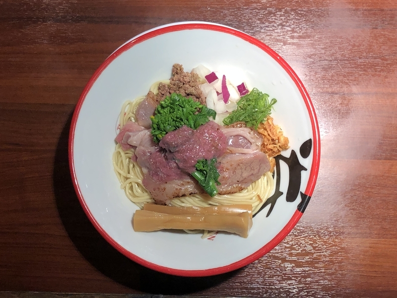 『拳ラーメン』（京都）の「炙り牛カルビは桜と共に〜塩まぜそば〜」