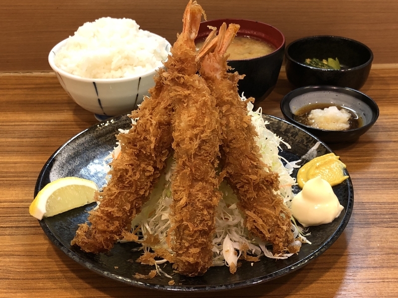 『君に、揚げる。』(池袋)の「肉巻きエビフライ」は、ブランド豚で海老を巻いた斬新なもの