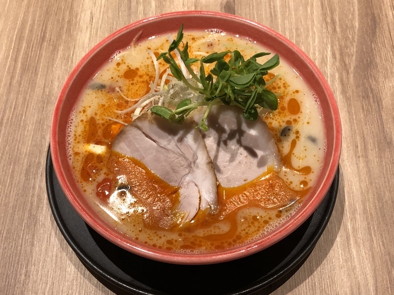 『まんかい』（大阪市ほか）のトマトラーメンは、豚骨スープとトマトソースが見事に融合