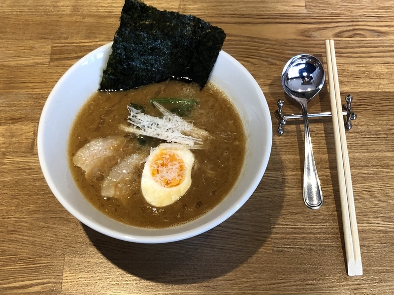 『BISTRO coin』(京都市)のラーメンは、オマール海老を使ったビスクをラーメンで表現