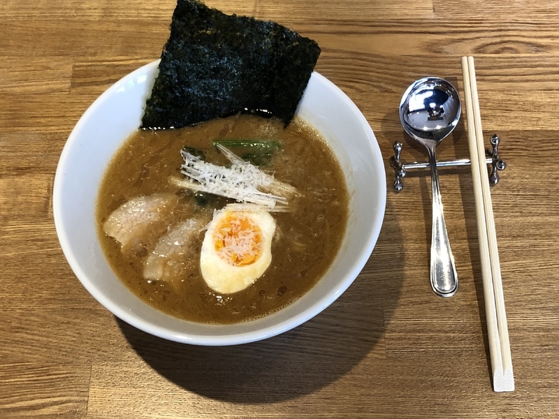 『BISTRO coin』（京都市）のラーメンは、オマール海老を使ったビスクをラーメンで表現