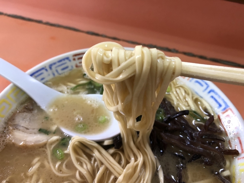 やや柔らかくしっかりと茹でられた平打ち麺が博多ラーメン源流の特徴だ