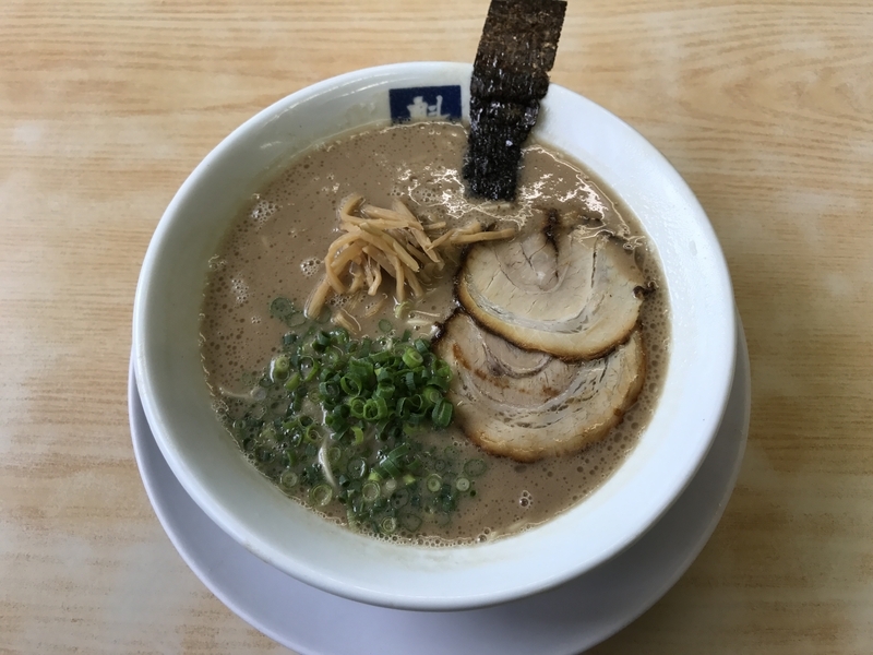 『魁龍 博多本店』の「ラーメン」。超濃厚なスープを求めて、全国からファンがやってくる