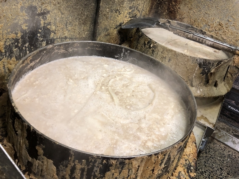 大きな羽釜で豚頭だけを炊き続けたスープは漉し網で徹底的に漉すことで滑らかな口あたりに