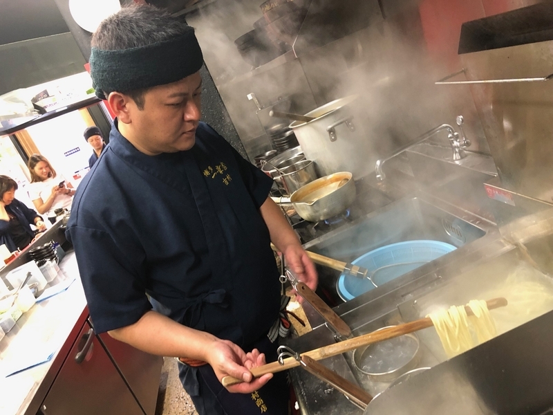 博多ラーメンと違って太麺のつけ麺は茹で時間も長い。