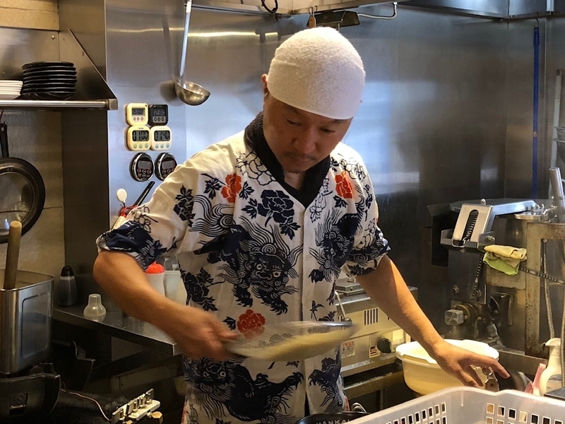 今も5店舗を巡回しながら厨房に入る店主の奥長義啓さん