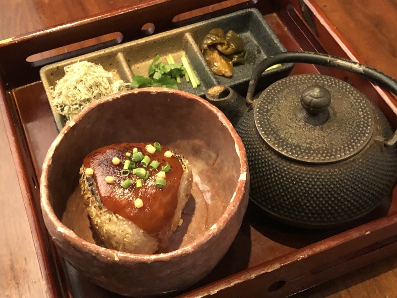 『お茶漬けBAR ZUZU』（新宿）の「玄米の味噌焼きおにぎり茶漬け」