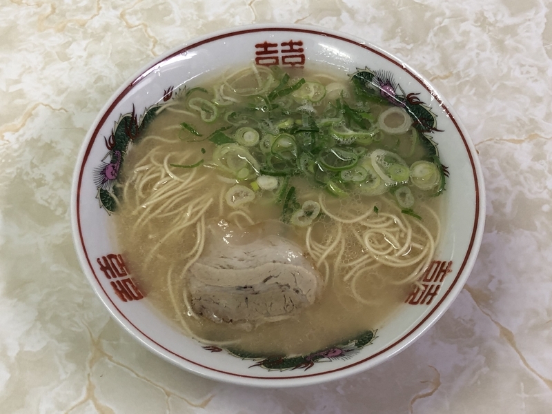 『一九ラーメン 老司店』（福岡市）の「ラーメン」は一杯450円。