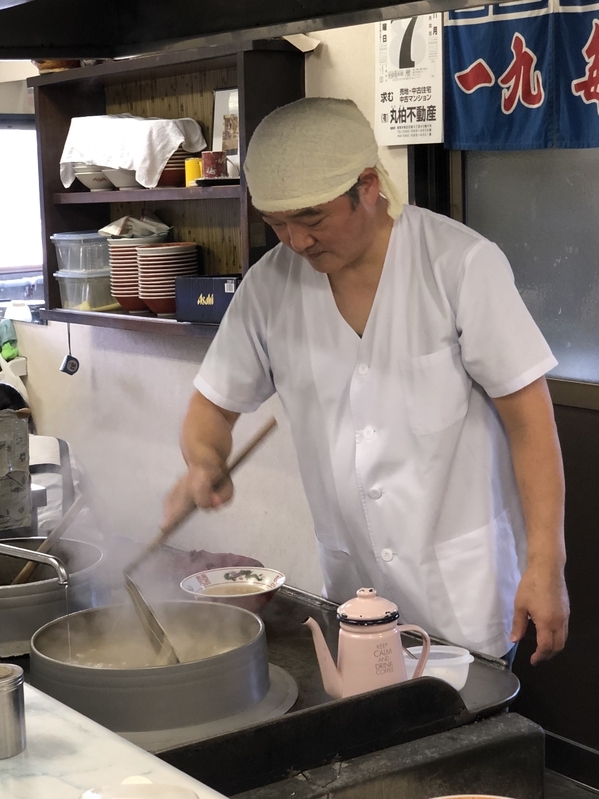 父の味を継ぎ今も進化させ続ける店主の岩井満則さん。