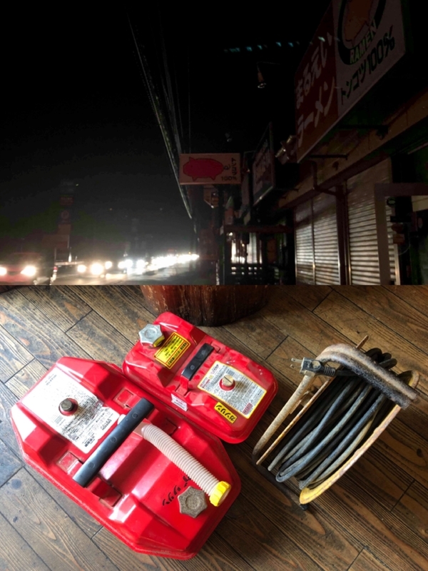 停電中の『まるえいラーメン』（山武市）と、発電機用に用意されたガソリン携行缶（写真：まるえいラーメン）