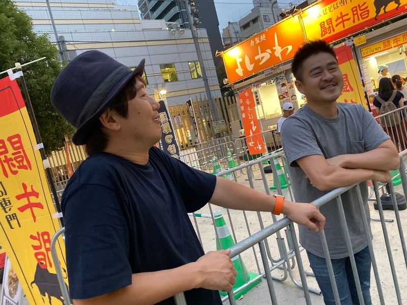 『大つけ麺博』プロデューサーの井上淳矢さん（左）。ラーメン店主たちからの信頼も厚い