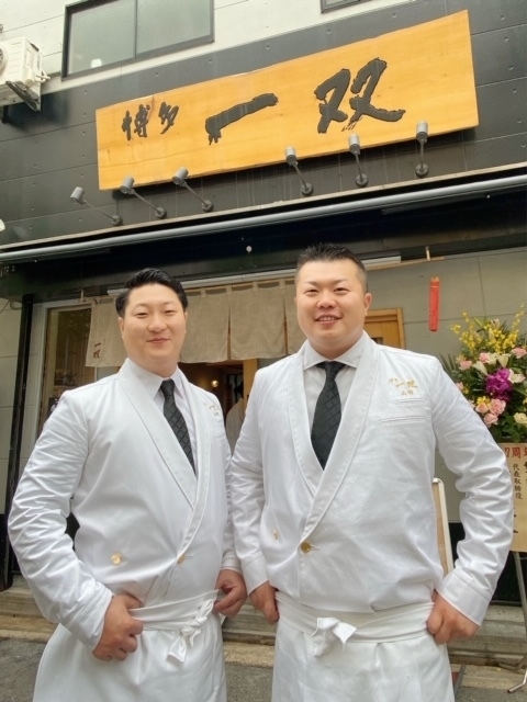 一日限りのユニフォームを着てお客さんを出迎える山田兄弟。８年目に向けて新たなスタートを切る。