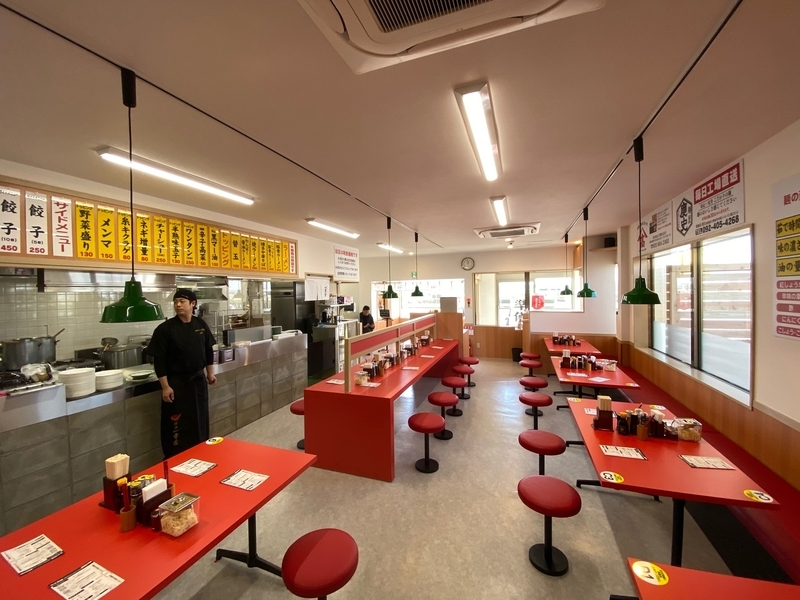 新店舗はロードサイドにある「ラーメン食堂」をイメージした作りに。