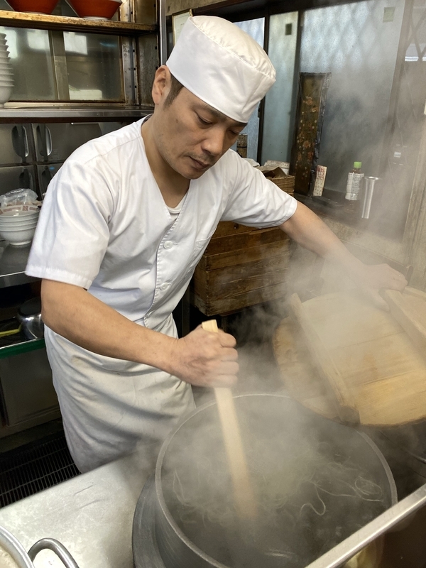 三代目店主の榊伸一郎さん。両親が営んでいた店の味と暖簾を守り続けている。