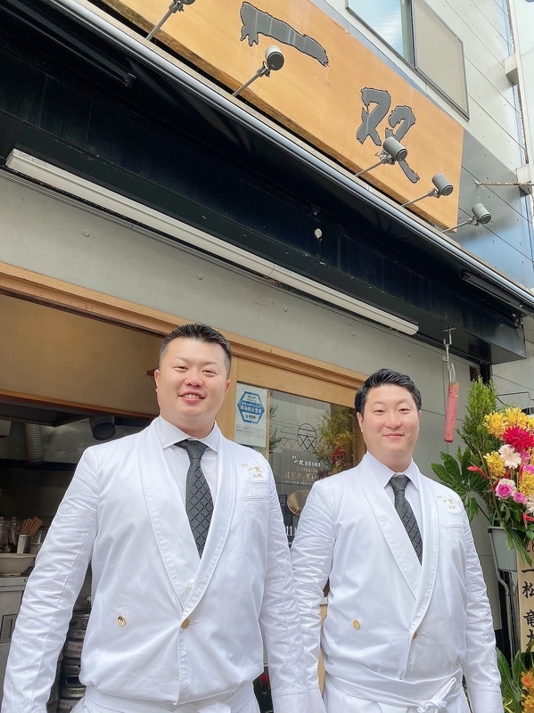 この日のイベント用のユニフォームでお客さんを出迎える山田晶仁さん（左）と弟の章仁さん。