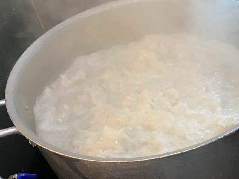 豚頭とゲンコツを16時間炊き上げたスープは、目の細かな網で何度も何度も丁寧に濾す。
