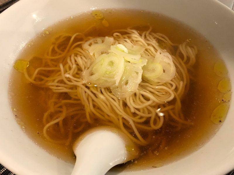 藤枝さんの修業先『13湯麺』の味を再現した、原点とも呼べるラーメンも